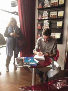 Felipe Passolas firmando ejemplares en Fnac Málaga