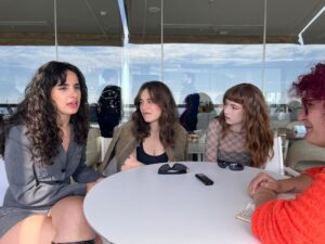 Leire Aguiar, Nora Otxoteko y Mirian Rubio durante nuestra entrevista. Fotografía de Jorge Ruiz Aguilera